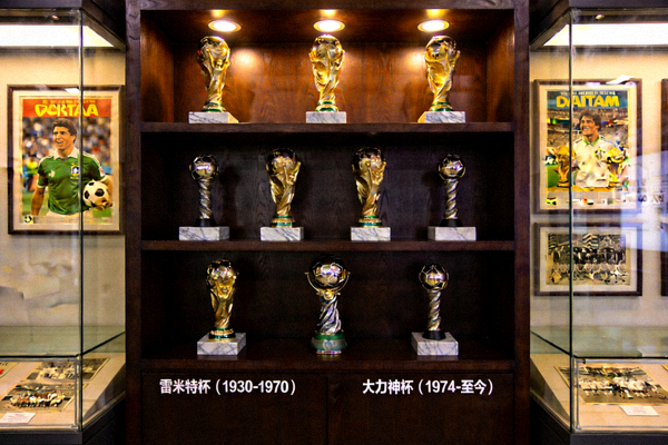历届世界杯冠军奖杯陈列展示历史感画面
